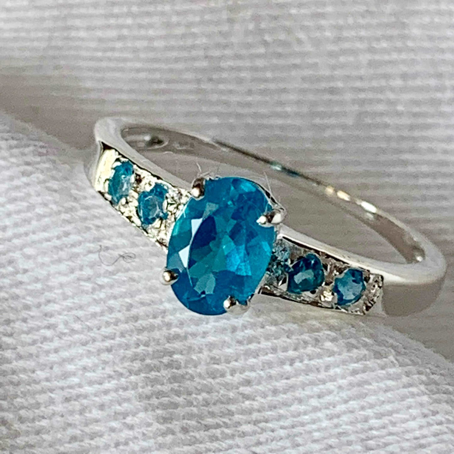 925 Sterling Silver Oval Neon Apatite 0.93 Ctw Women Wedding Ring